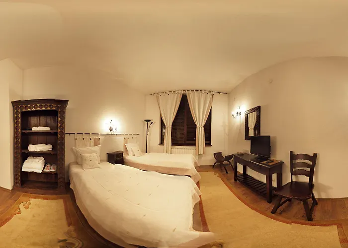 מלון Momini Dvori Boutique 3*